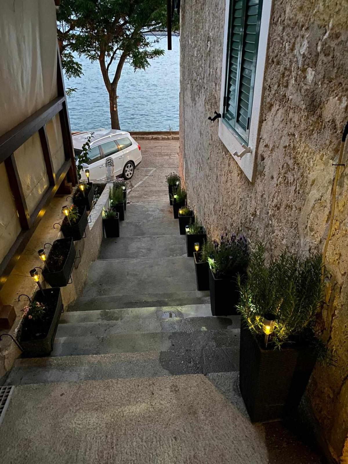 Apartments Kiro Milna  Exterior photo