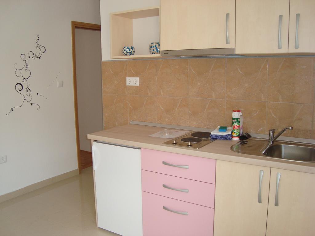 Apartments Kiro Milna  Room photo