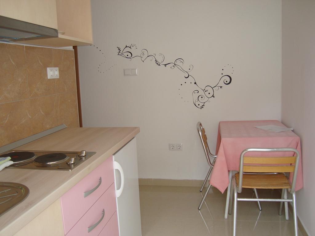 Apartments Kiro Milna  Room photo