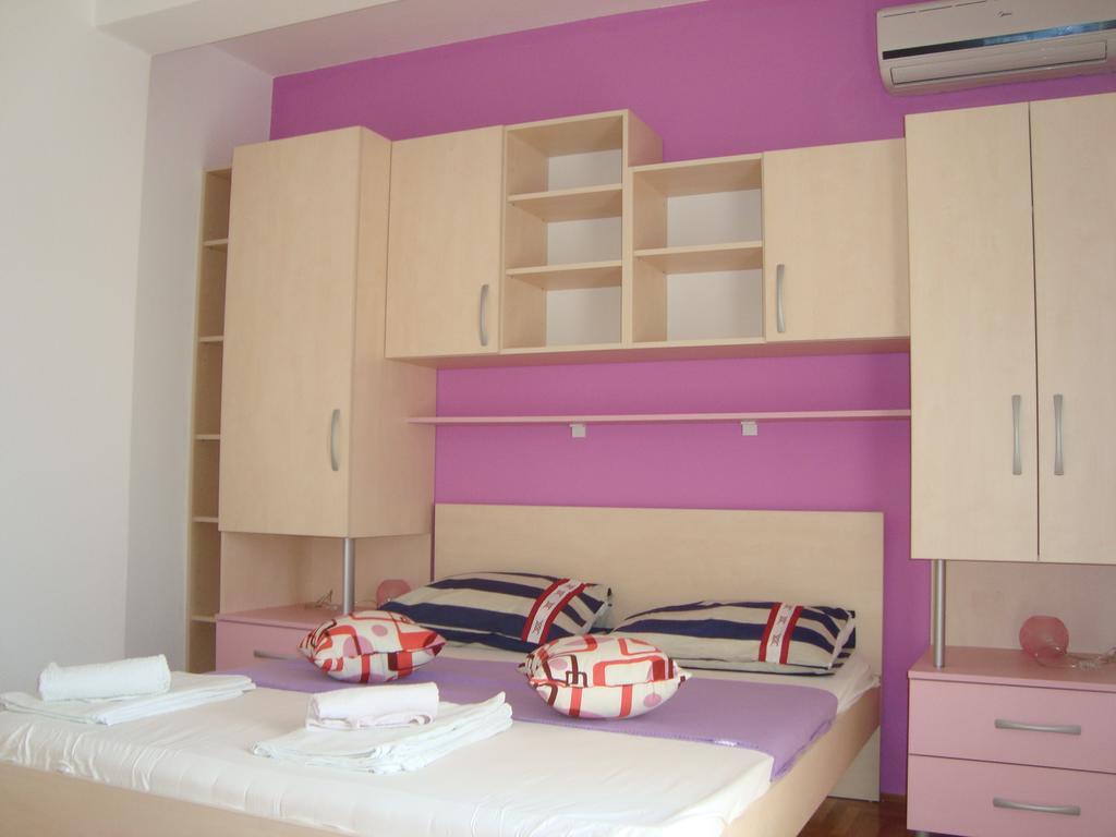 Apartments Kiro Milna  Room photo